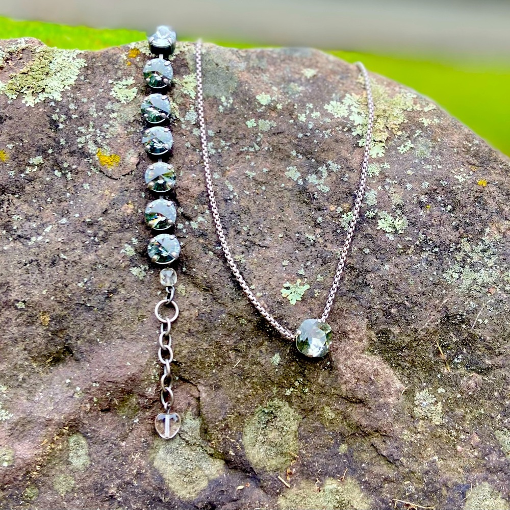 Sabika single stone (green) choker with matching bracelet.